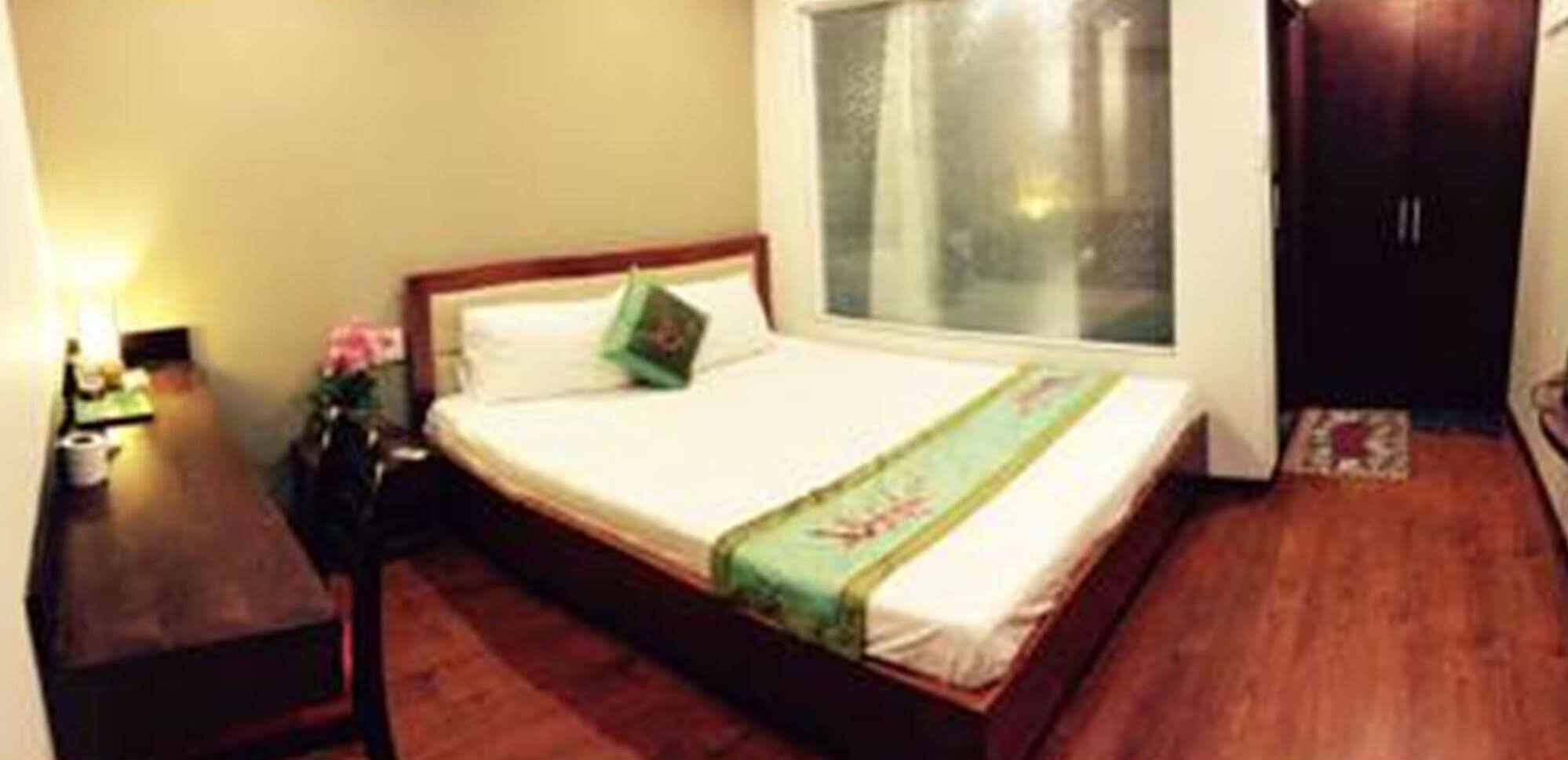Quan Quan Hotel Дананг Екстериор снимка